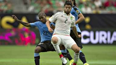 Nestor Araujo Mexico Diego Rolan Uruguay Copa America Centenario 06052016