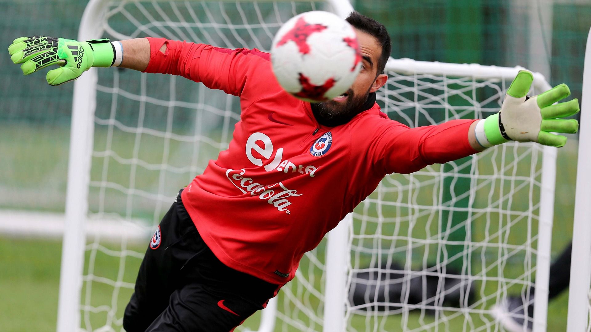 Claudio Bravo Chile training 160617