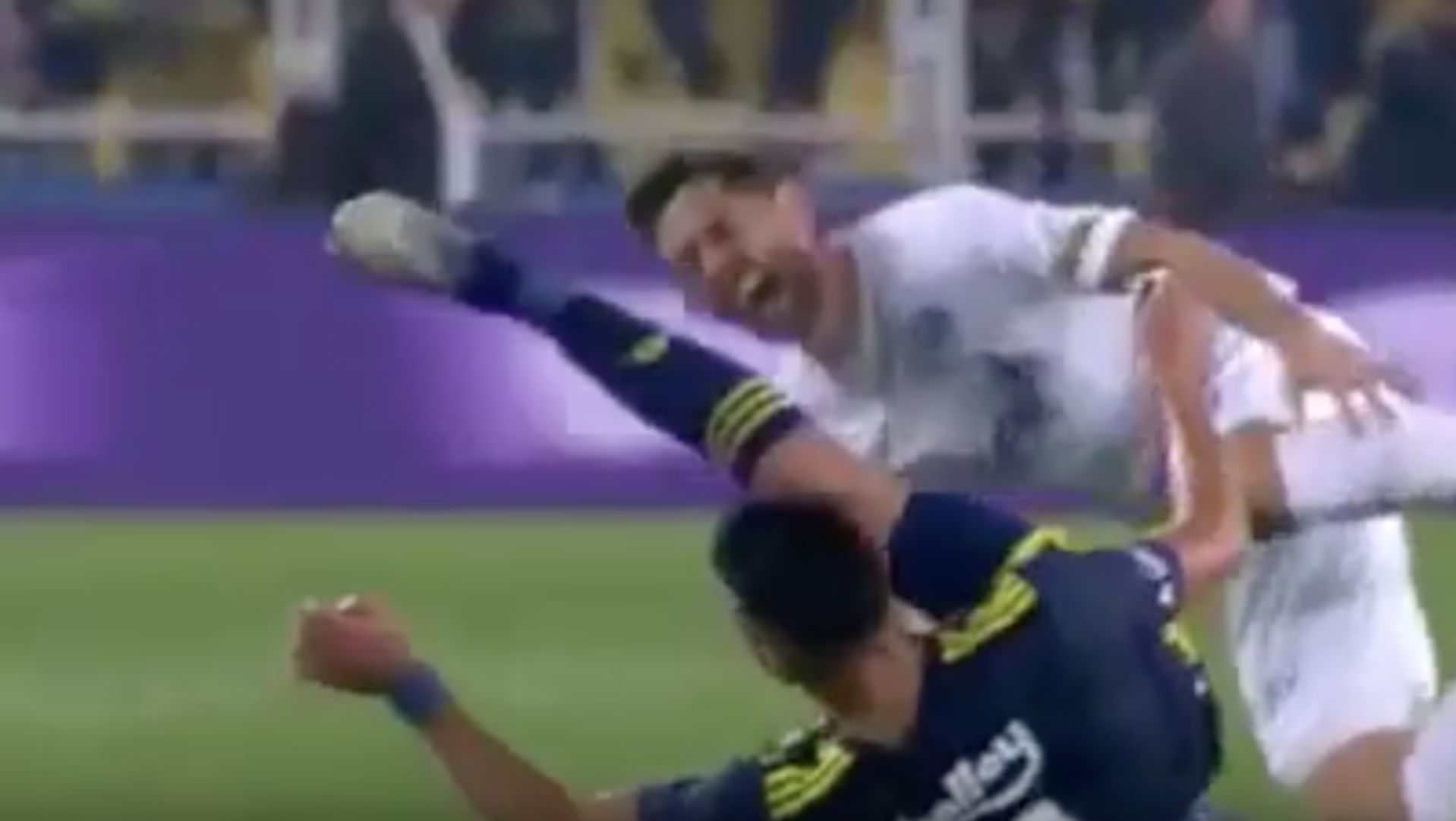 081119 Fenerbahce Kasimpasa Mauricio Isla Oliver Veigneau