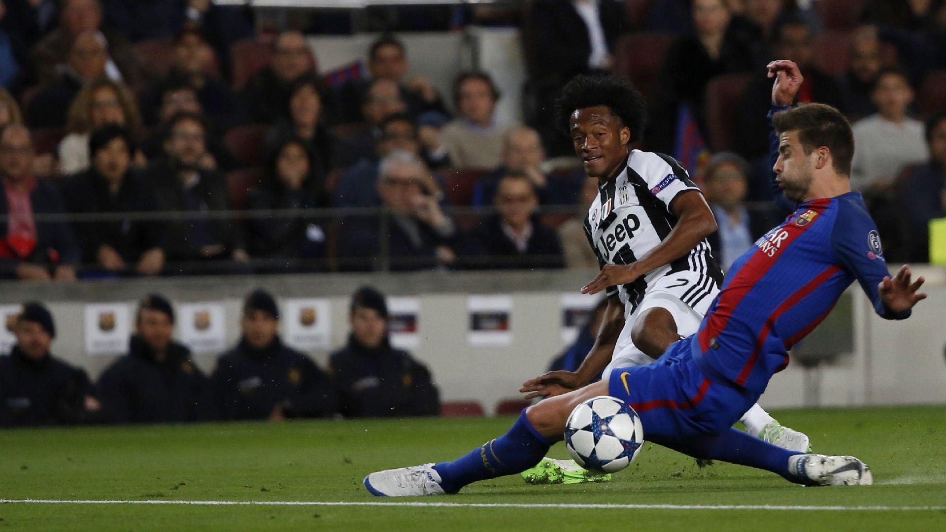 Juan Cuadrado Gerard Pique Barcelona Juventus UCL 19042017