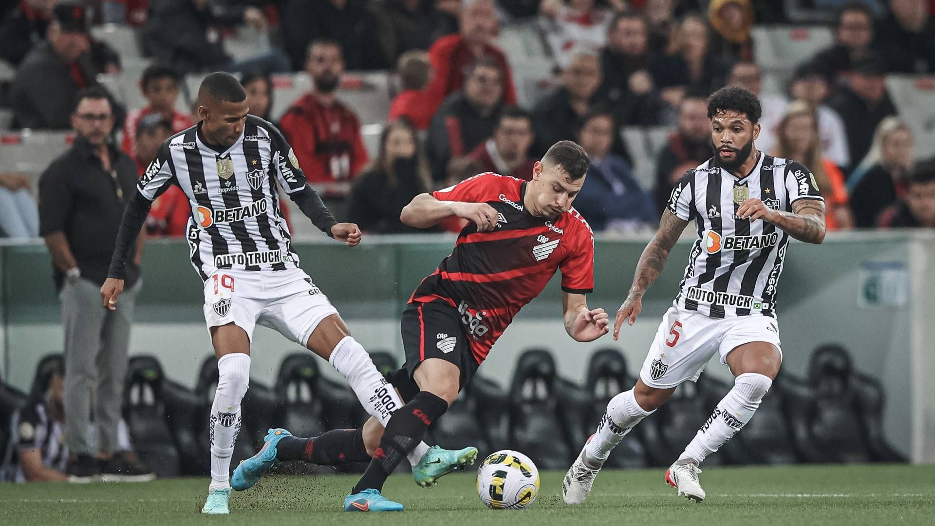 Athletico-PR e Atlético-MG duelam na Arena da Baixada