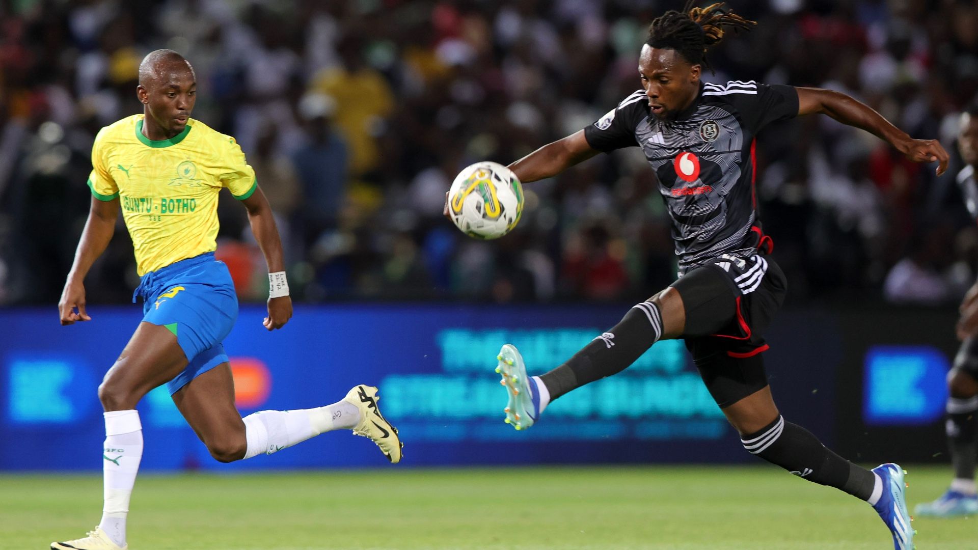 Peter Shalulile of Mamelodi Sundowns and Olisa Ndah of Orlando Pirates