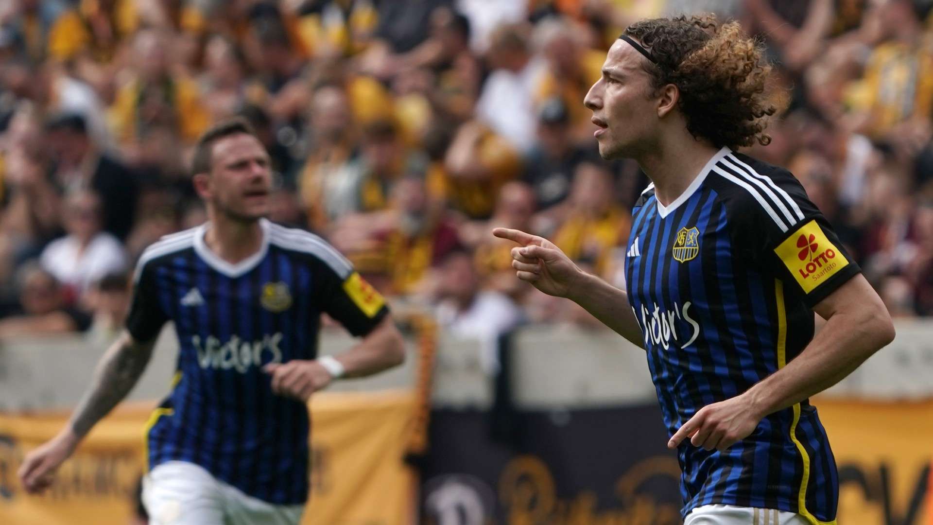 Tim Civeja of 1.FC Saarbruecken celebrate