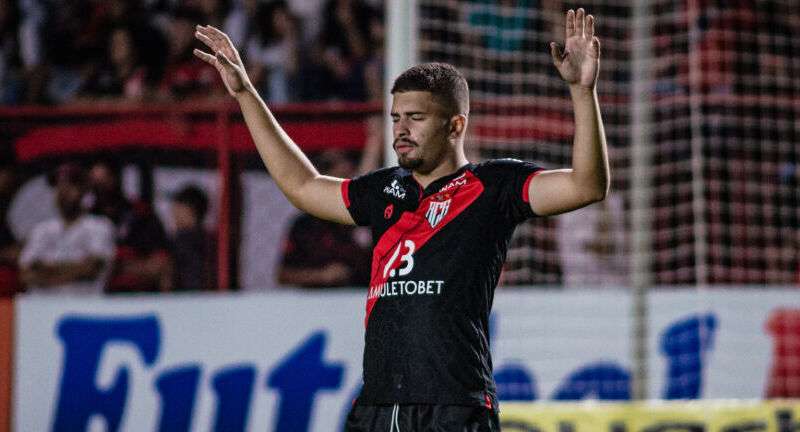 Zagueiro Lucas Gazal Atlético-GO