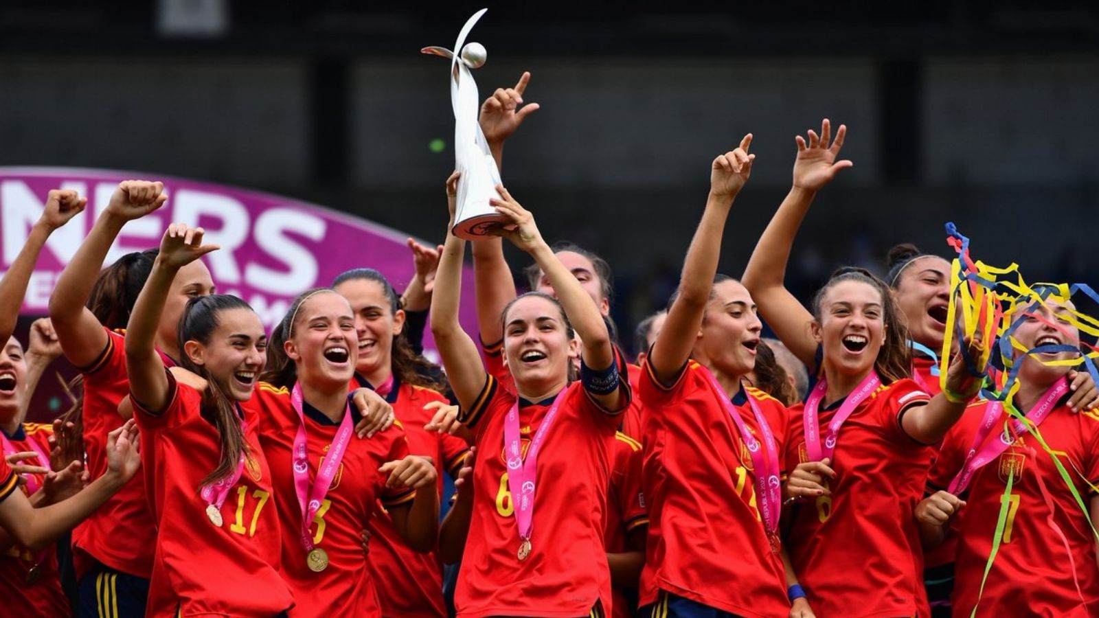 Las jugadoras de la Selección Española femenina Sub-19 levantan el trofeo de campeonas.