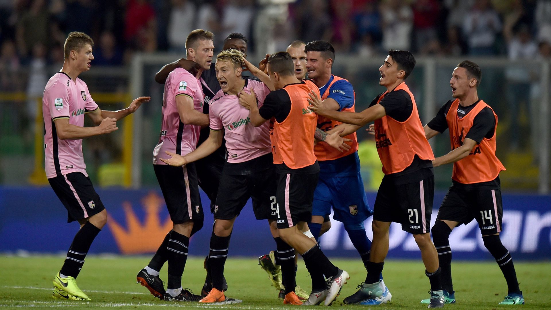 Palermo players celebrating Palermo Frosinone Serie B