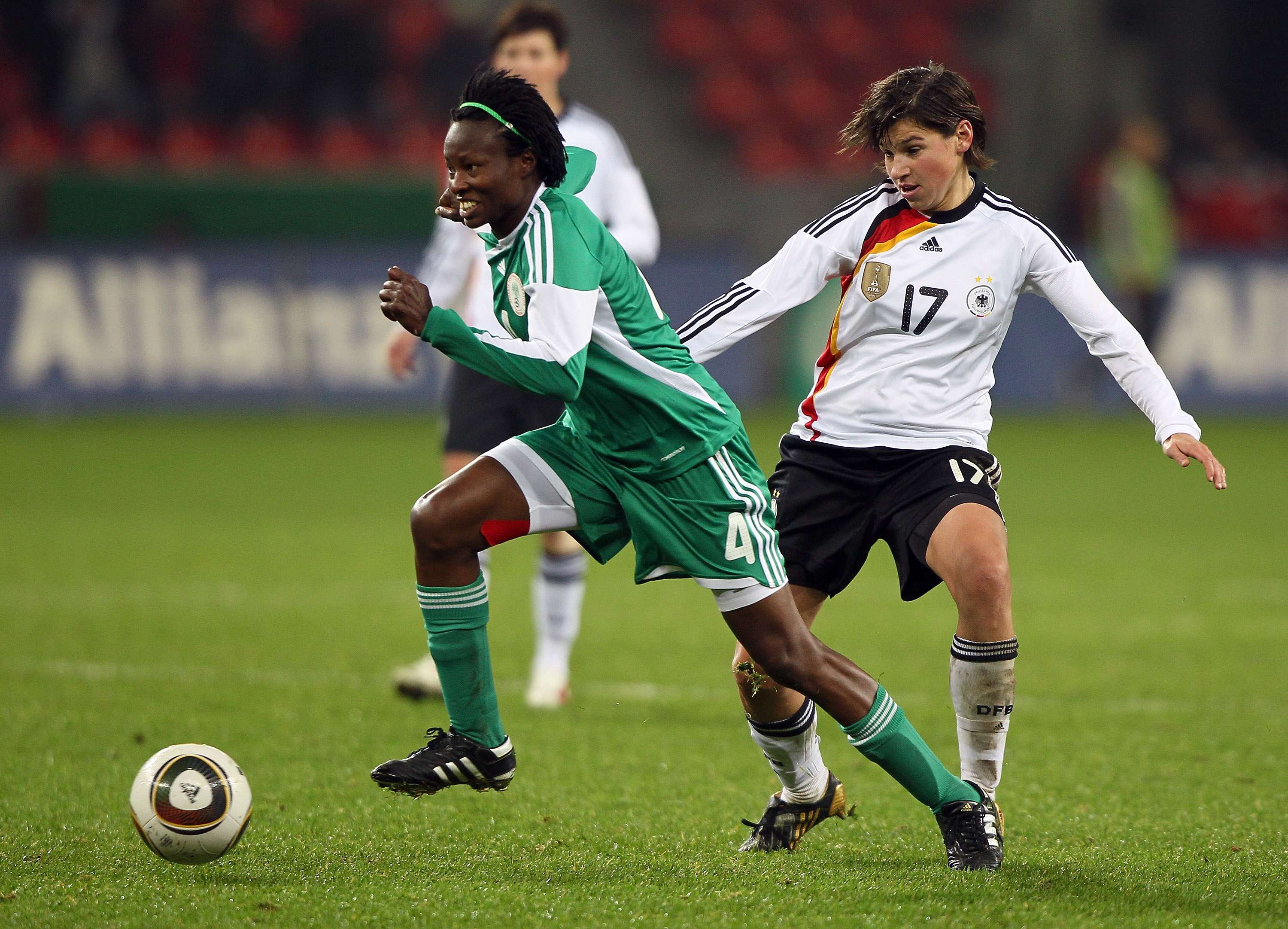 Perpetua Nkwocha, da Nigéria, em jogo contra a Alemanha