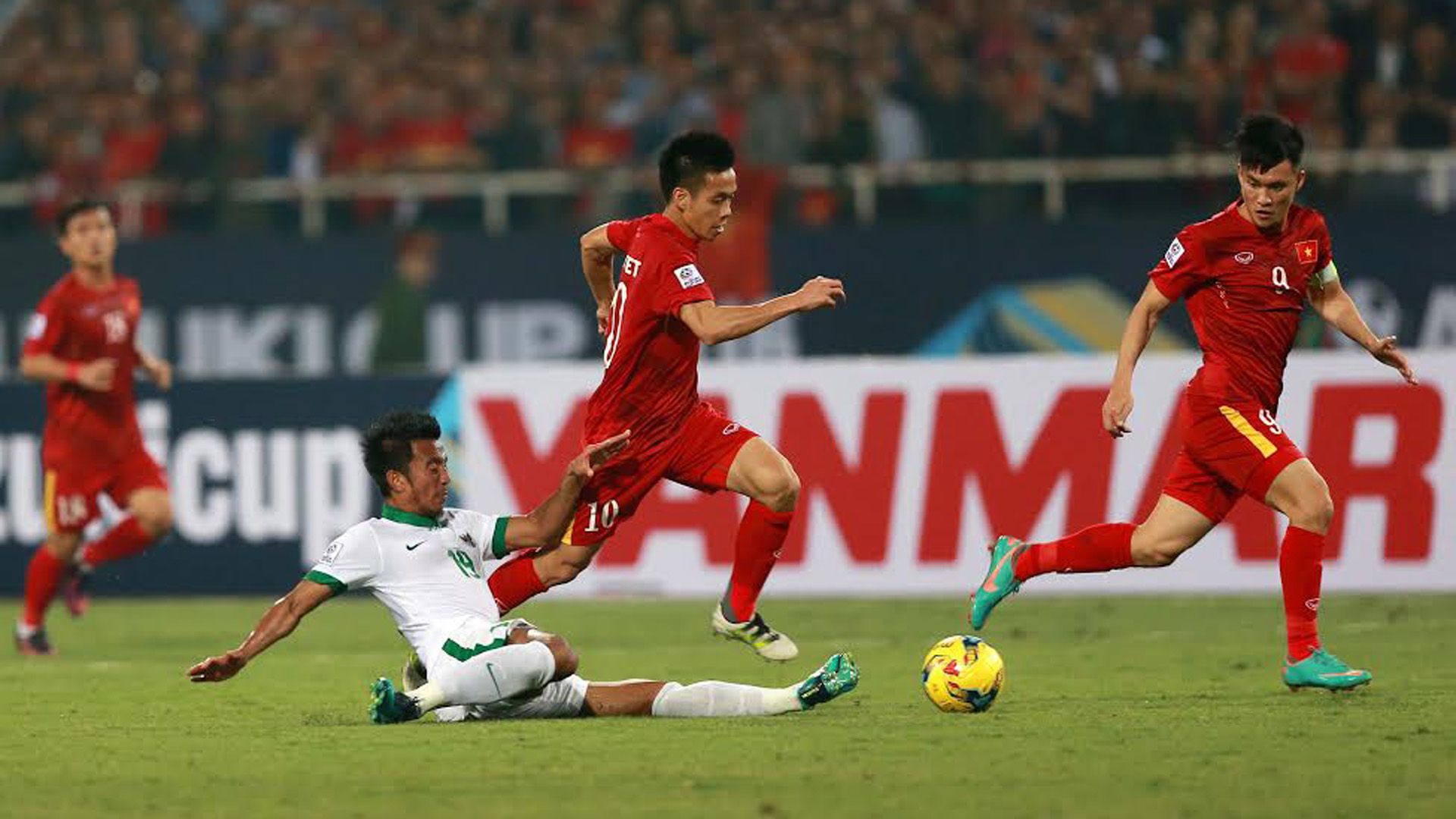 Nguyen Van Quyet - Vietnam & Bayu Pradana - Indonesia AFF Suzuki Cup 2016