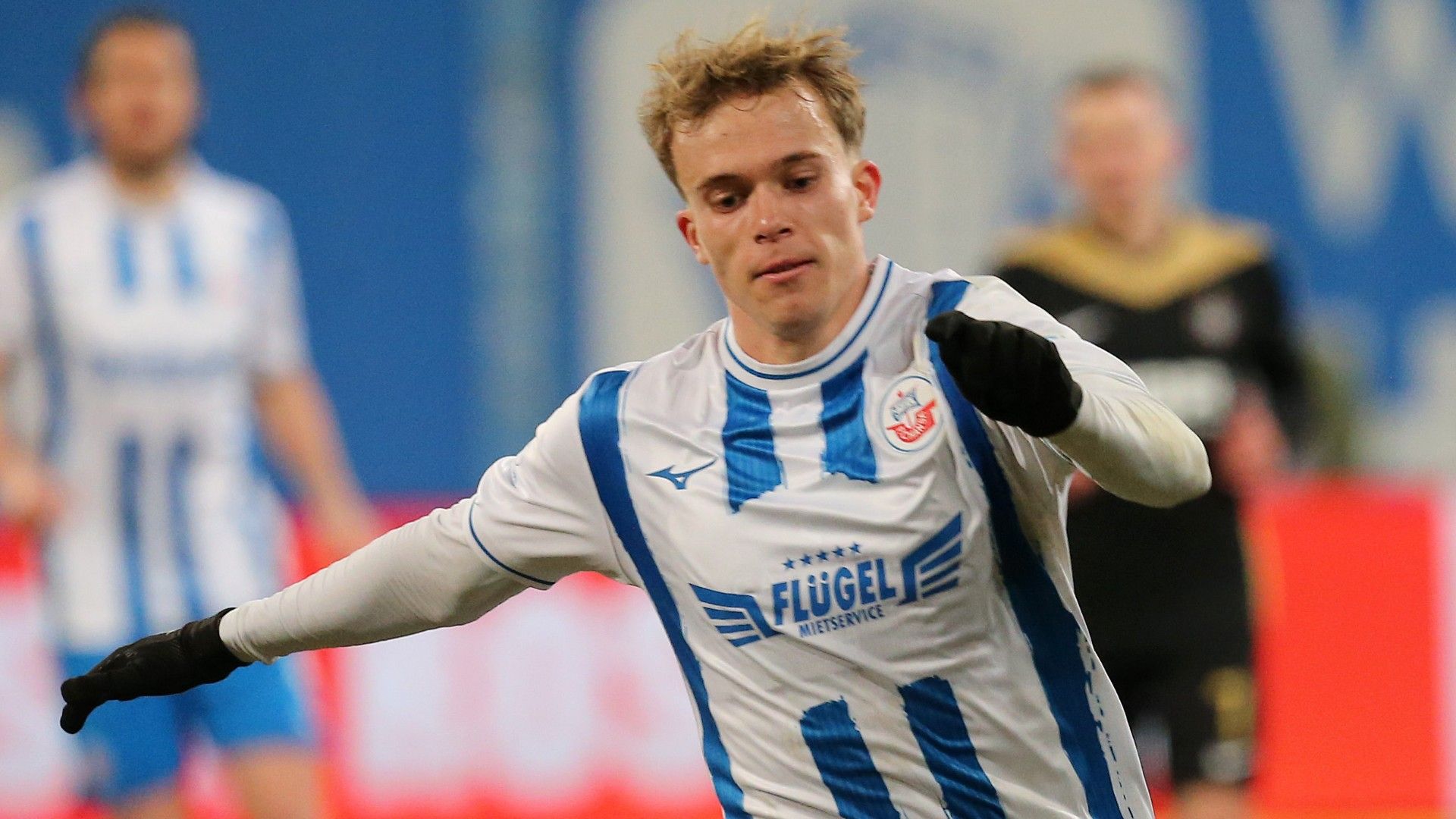  Felix Ruschke of Rostock runs with the ball