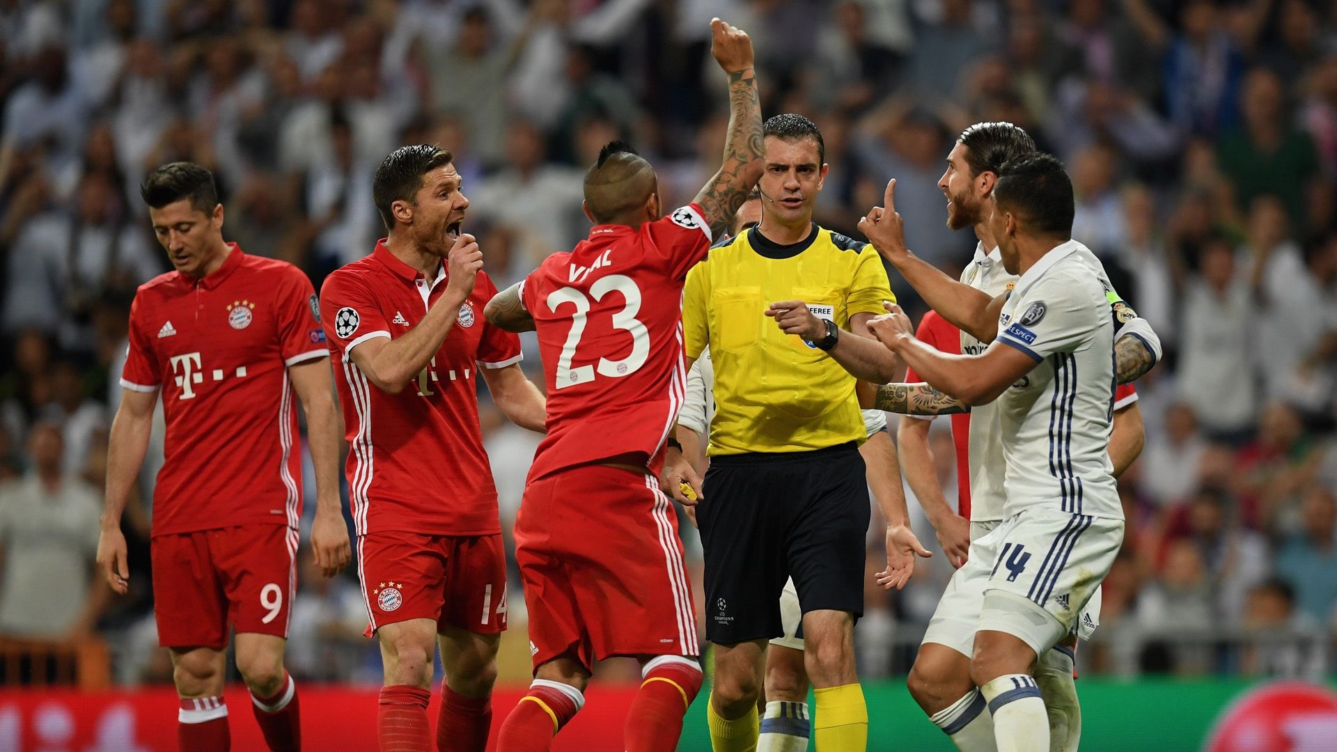 arturo vidal viktor kassai champions league bayern muenchen 041817