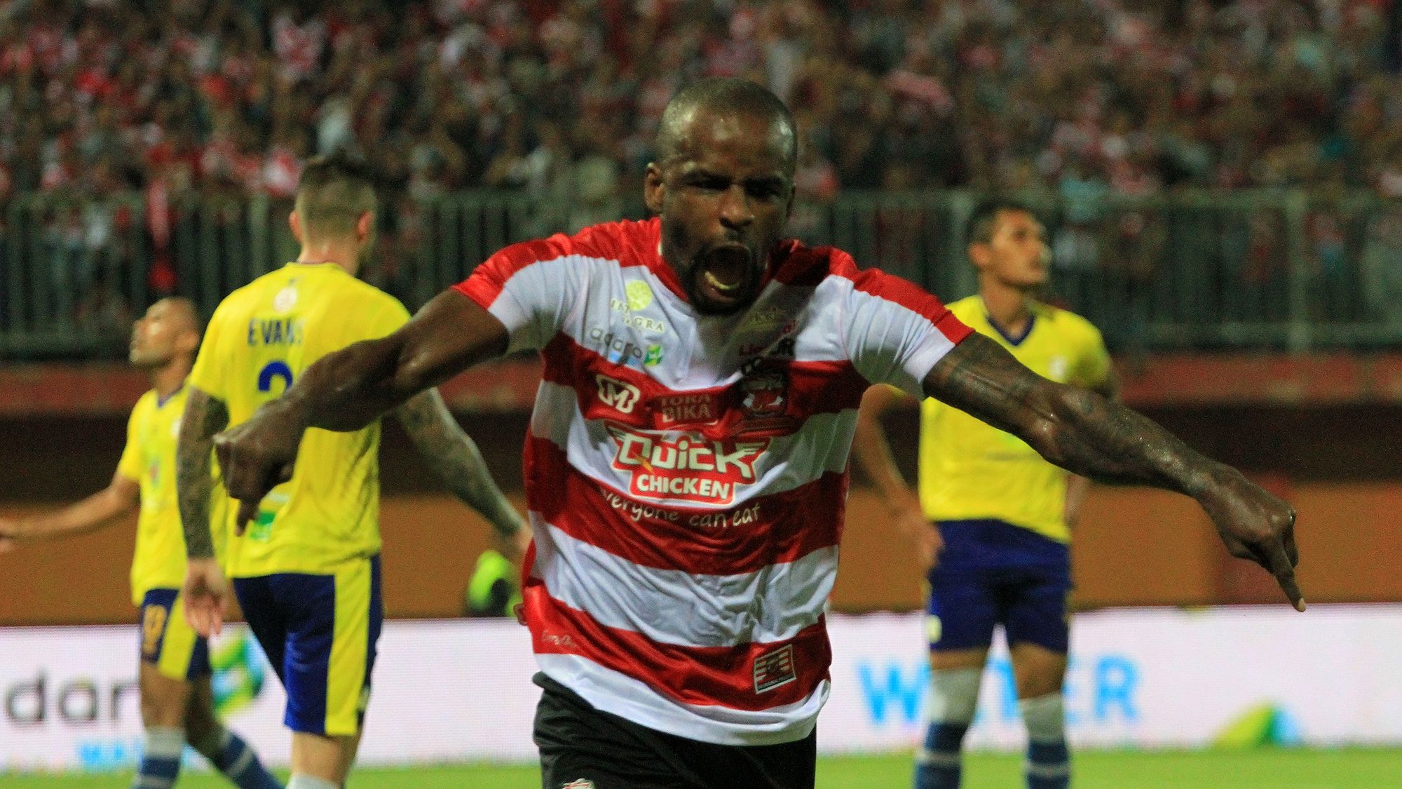 Greg Nwokolo - Selebrasi Madura United