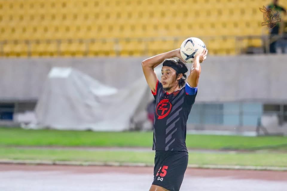 วิงแบ็คซ้าย : อดุลย์ หมื่นสมาน