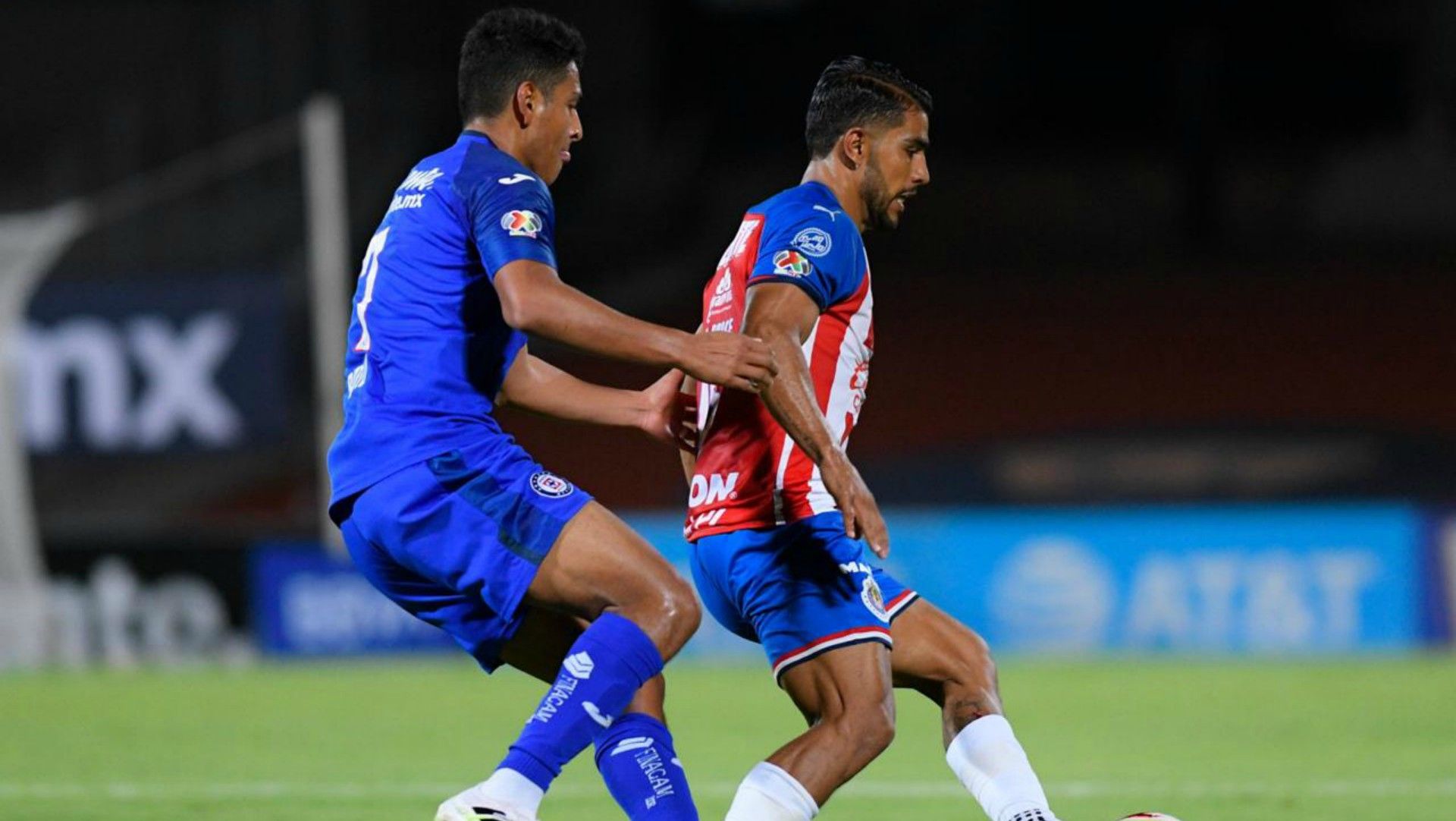 Chivas Cruz Azul Miguel Ponce Luis Romo