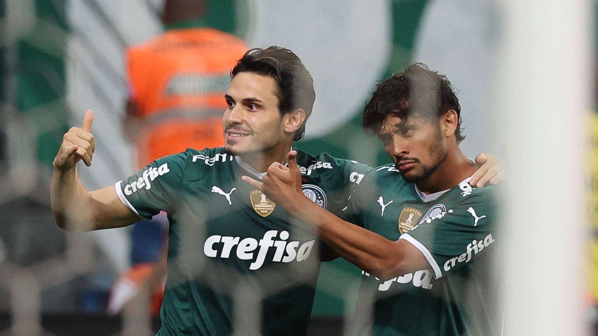 Raphael Veiga e Scarpa comemoram o primeiro gol do Palmeiras contra o Ituano