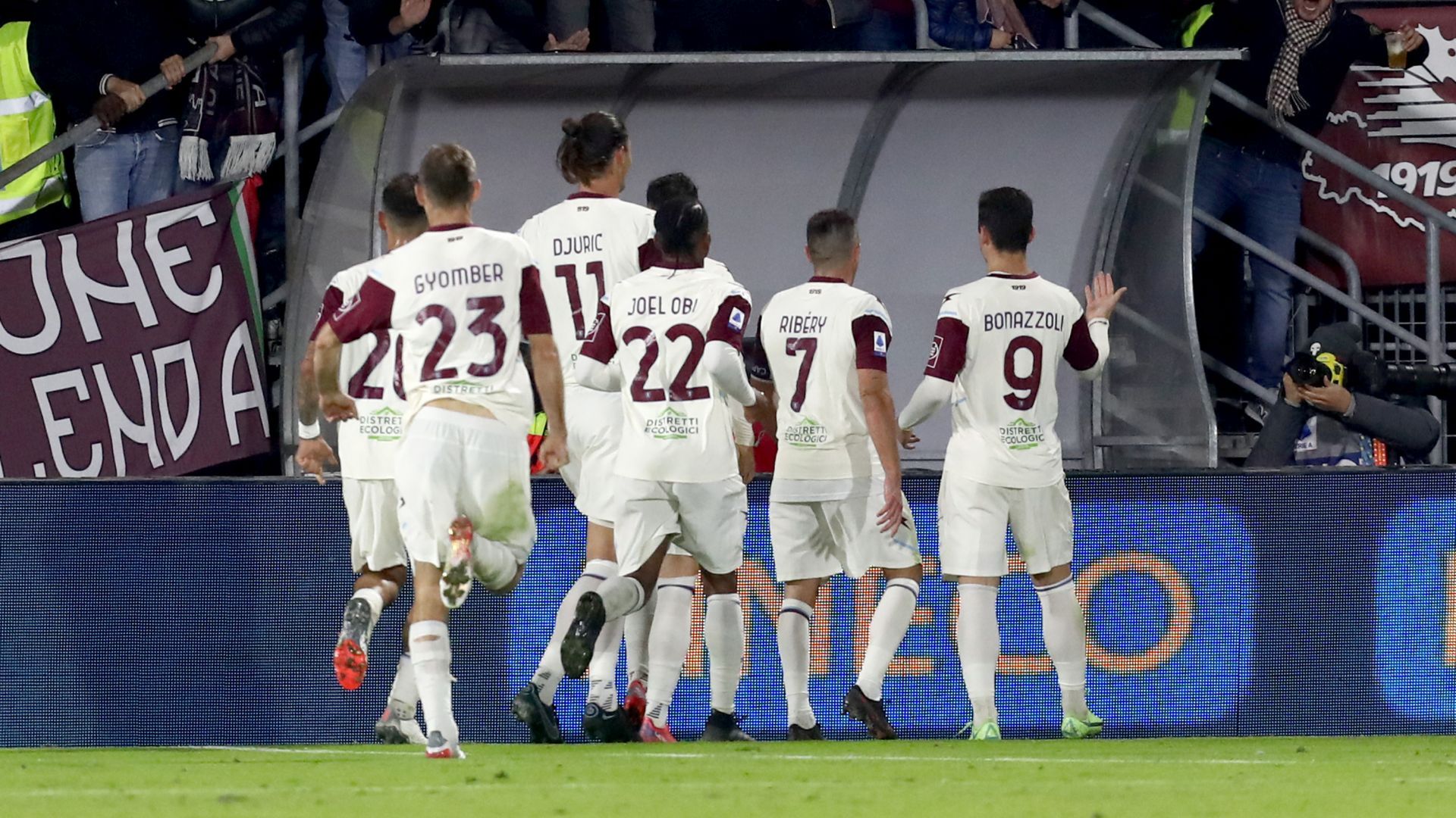 Salernitana celebrating 2021 2022