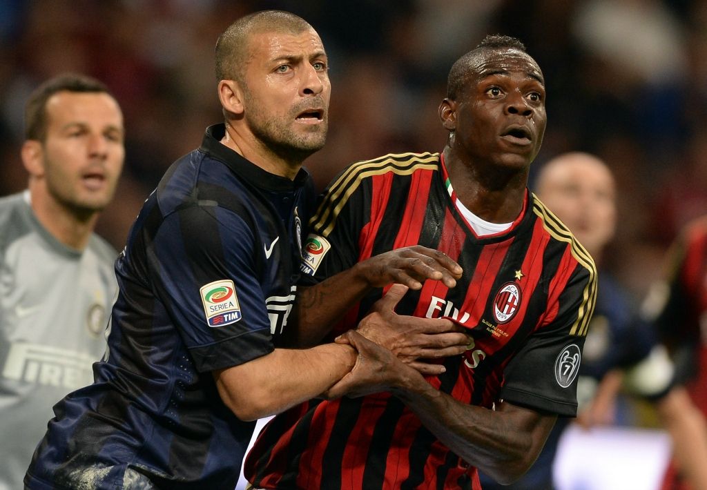 Mario Balotelli e Walter Samuel in Milan-Inter