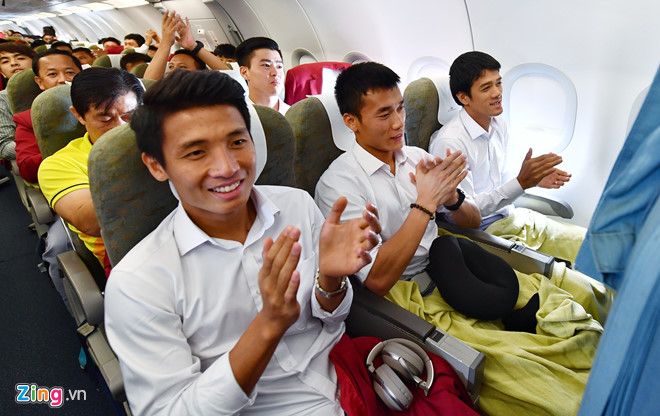 Olympic Việt Nam hát trên máy bay 1