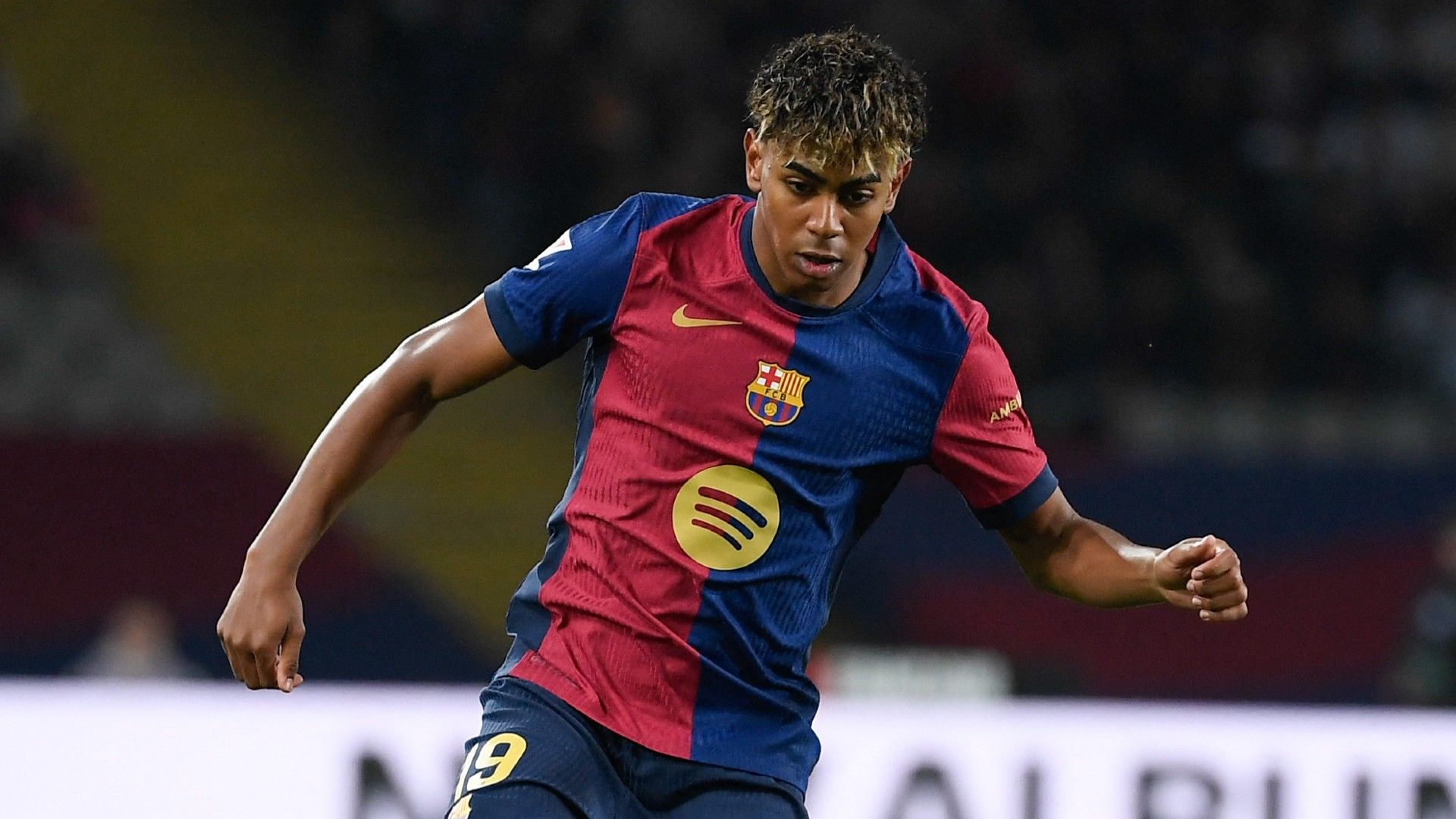  Barcelona's Spanish forward #19 Lamine Yamal controls the ball 