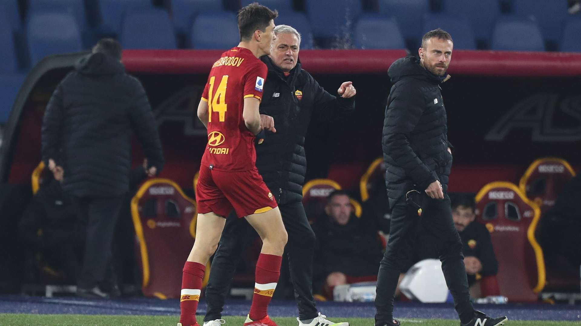 Shomurodov Mourinho Roma