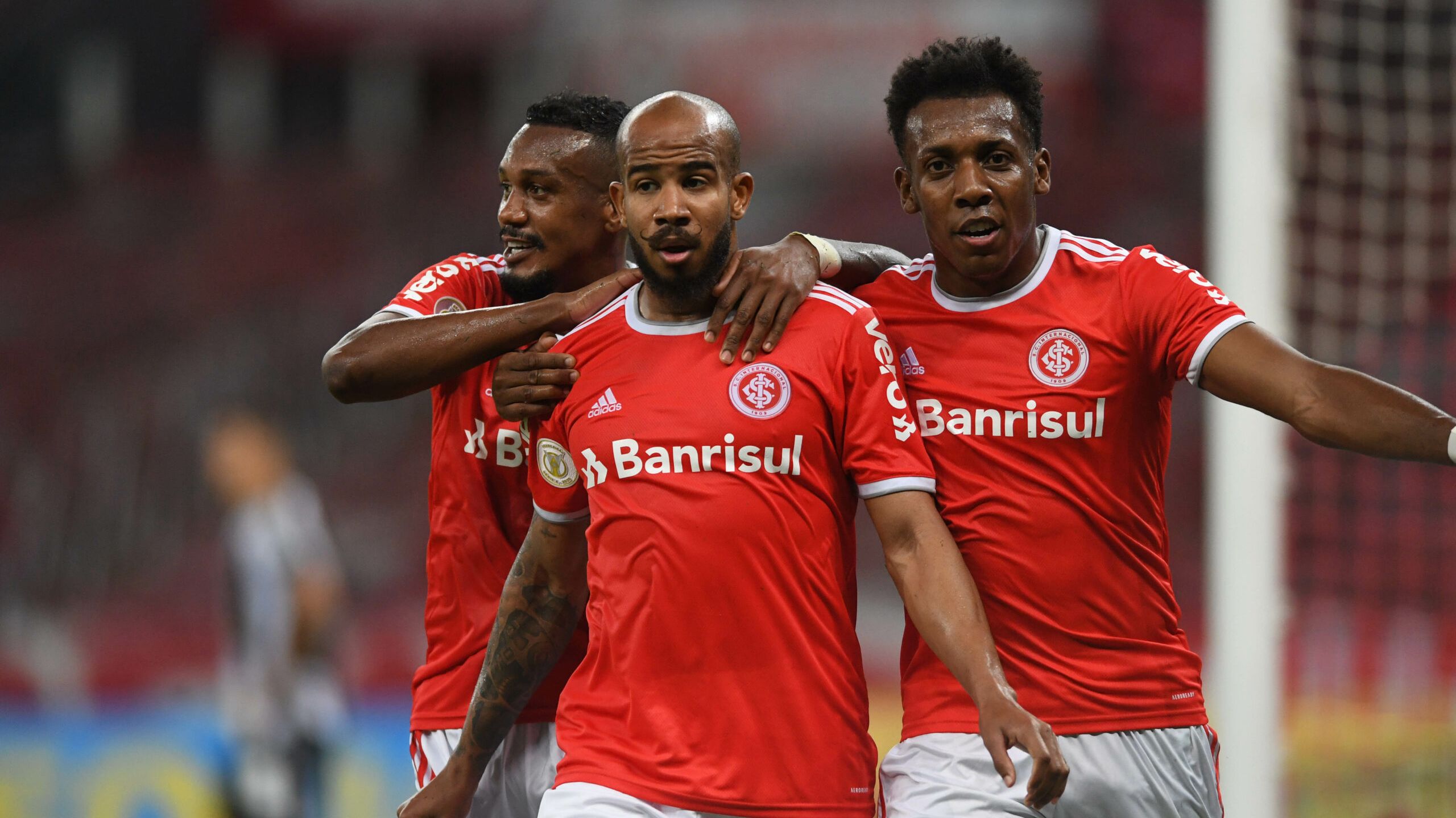 Jogadores do Inter comemoram gol de Patrick