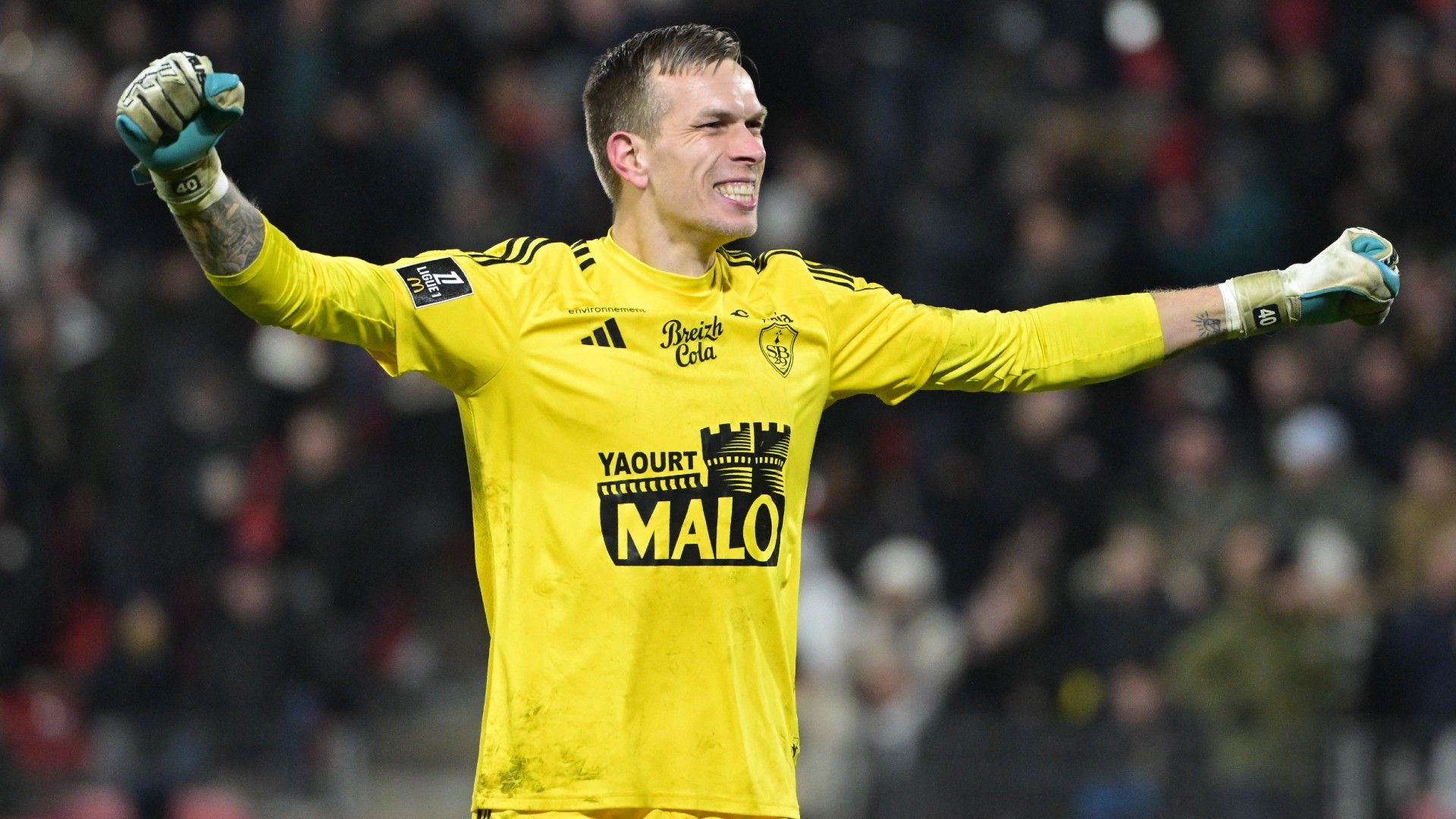  Brest's Dutch goalkeeper #40 Marco Bizot celebrates 