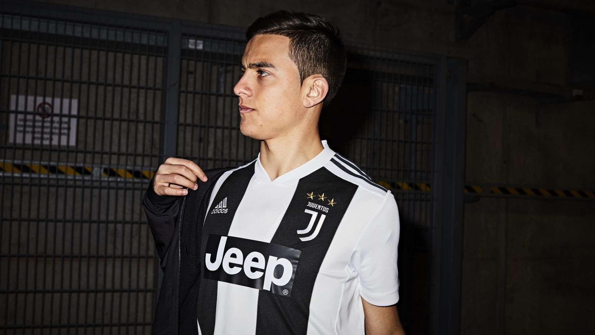 Paulo Dybala Juventus home kit 2018/2019