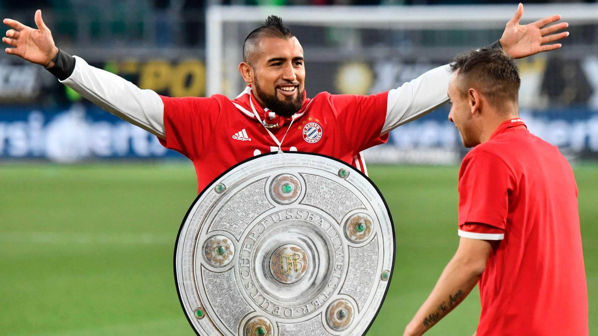 Arturo Vidal Rafinha Bayern champion 290417