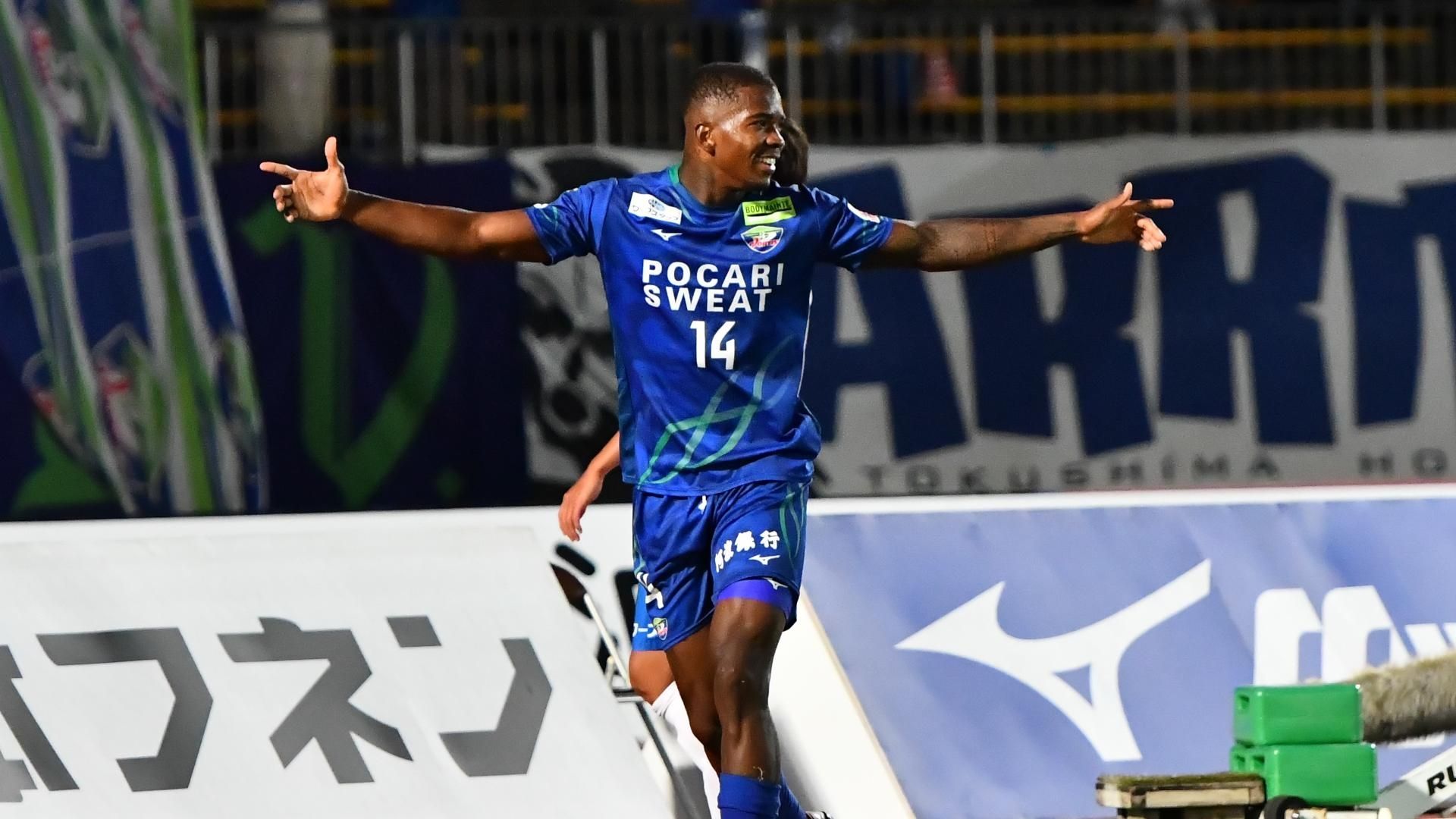 Cacá, zagueiro do Tokushima Vortis, comemora gol, 2022