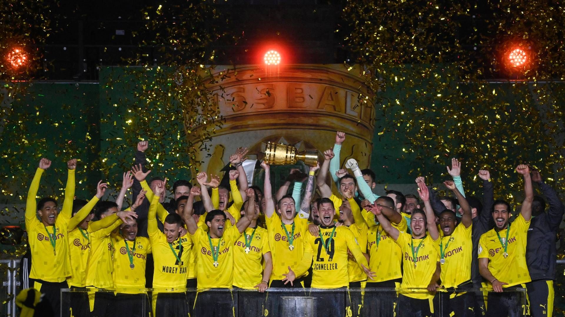 Borussia Dortmund BVB DFB-Pokal Finale Jubel Pokal
