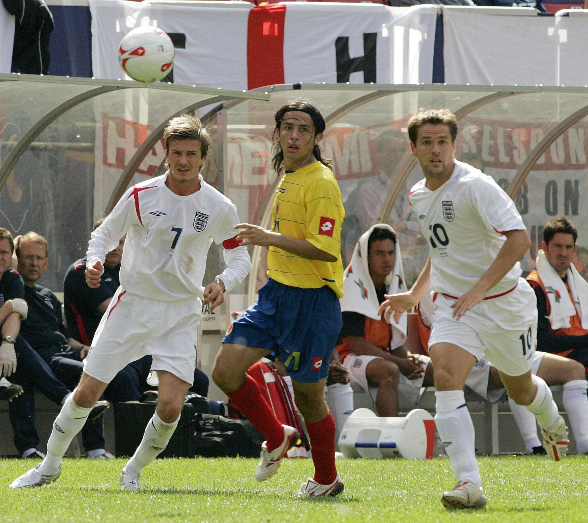 Amistoso Internacional 2005 Colombia vs Inglaterra ante la marca de Beckham y Owen