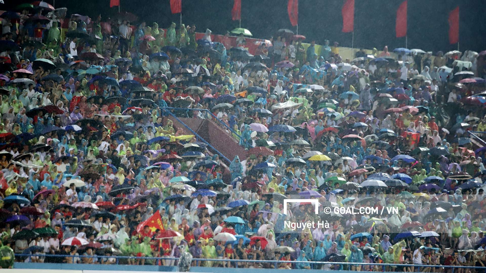 Vietnam fans in the rain U23 Vietnam vs U23 Myanmar