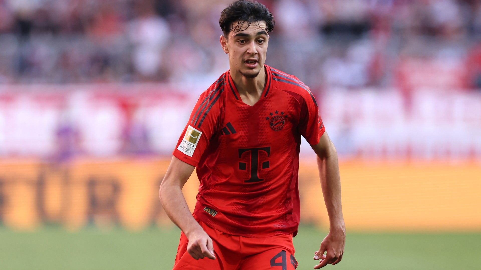 Aleksandar Pavlovic of FC Bayern München looks on