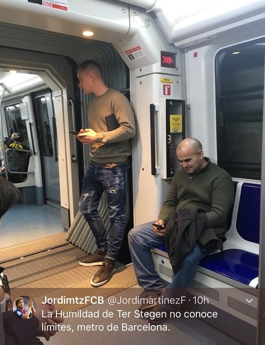 스페인 바르셀로나 지하철에서 목격된 FC바르셀로나 골키퍼 테어 슈테겐. 사진=JordimtzFCB
