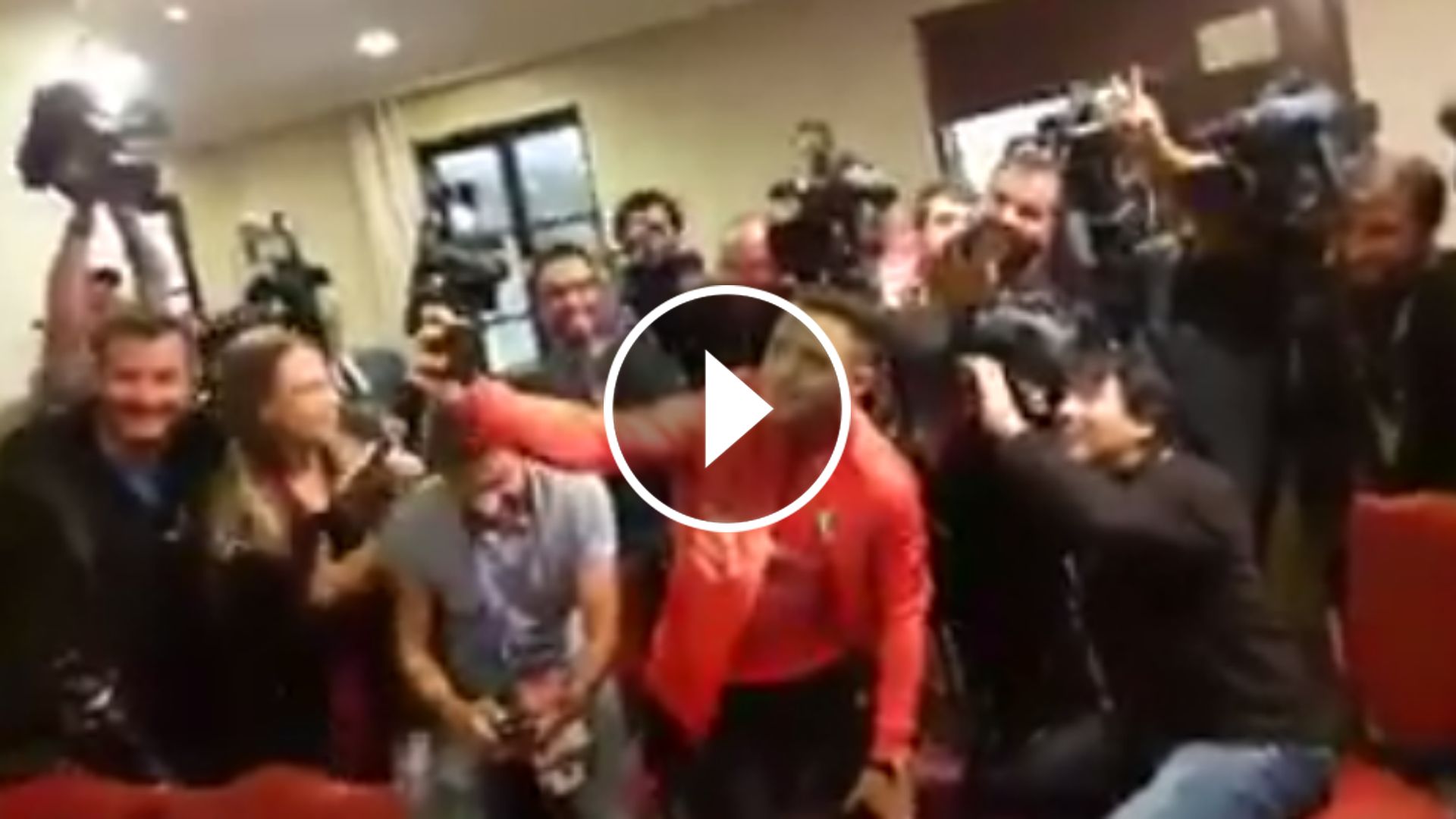 play Alexis, selfies con los periodistas