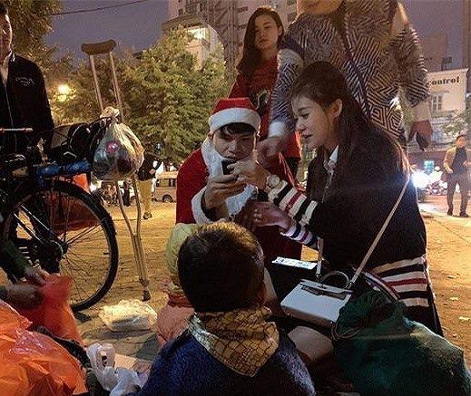 Xuân Mạnh đi phát quà Noel