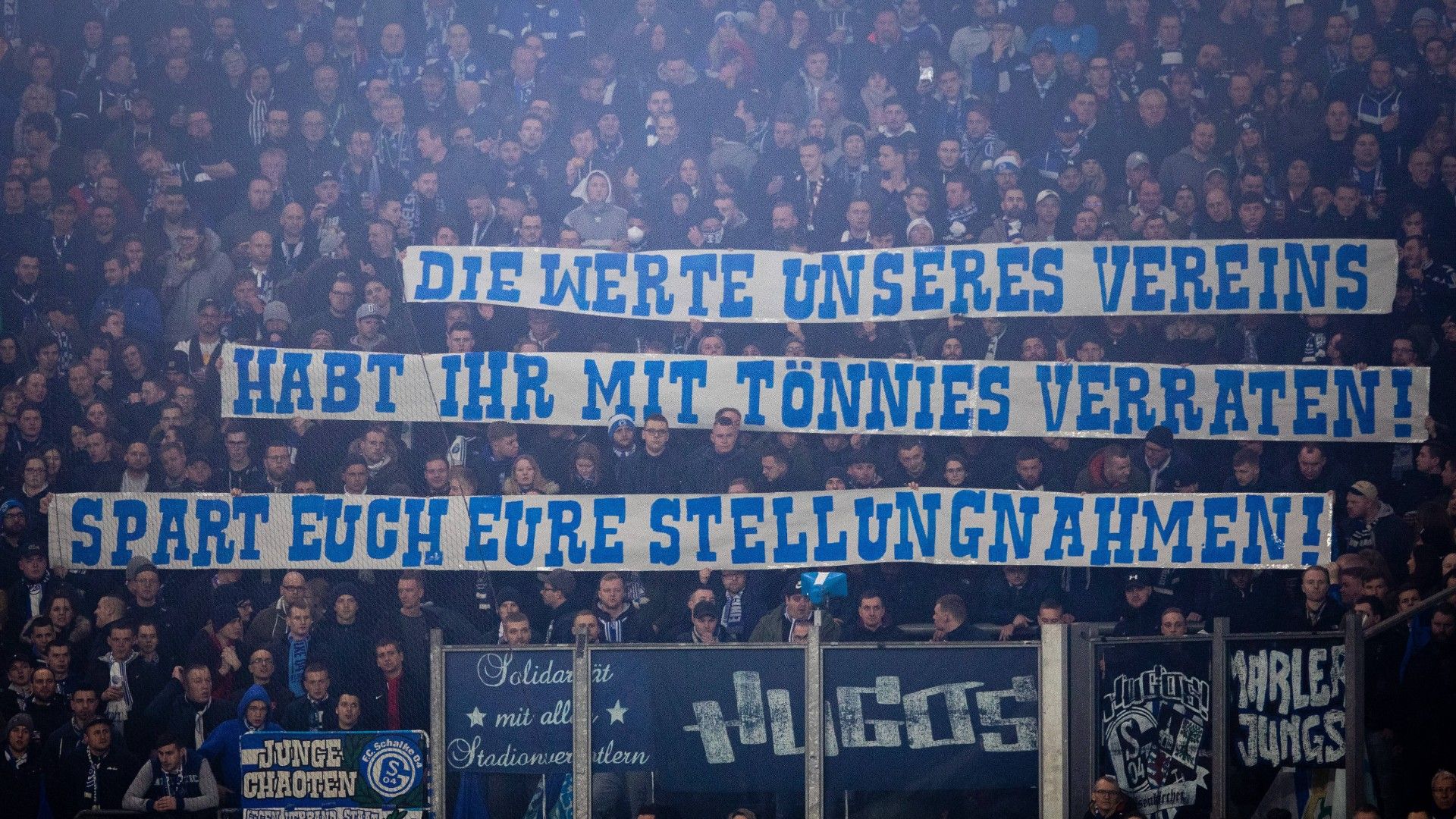 SCHALKE SPRUCHBAND VORSTAND KRITIK POKAL