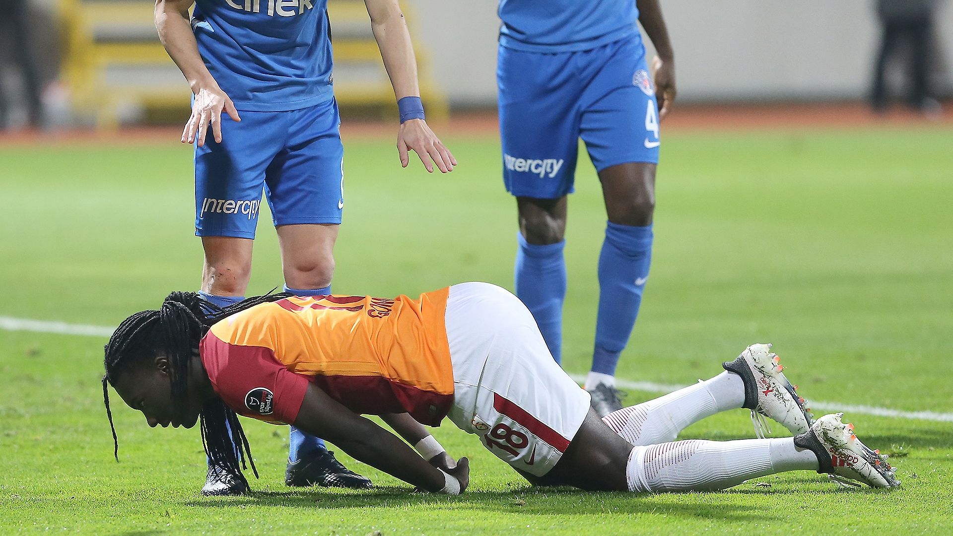 Galatasaray Bafetimbi Gomis faints during match against Kasimpasa 02182018