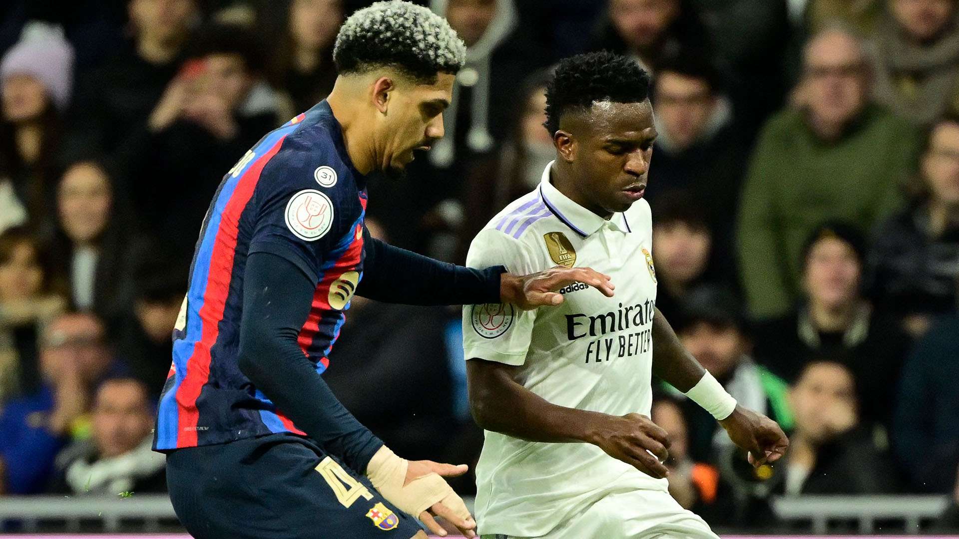 Ronald Araujo Barcelona defend Vinicius Junior Real Madrid 2022-23