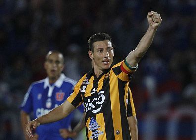 Pablo Escobar celebra ante la U.