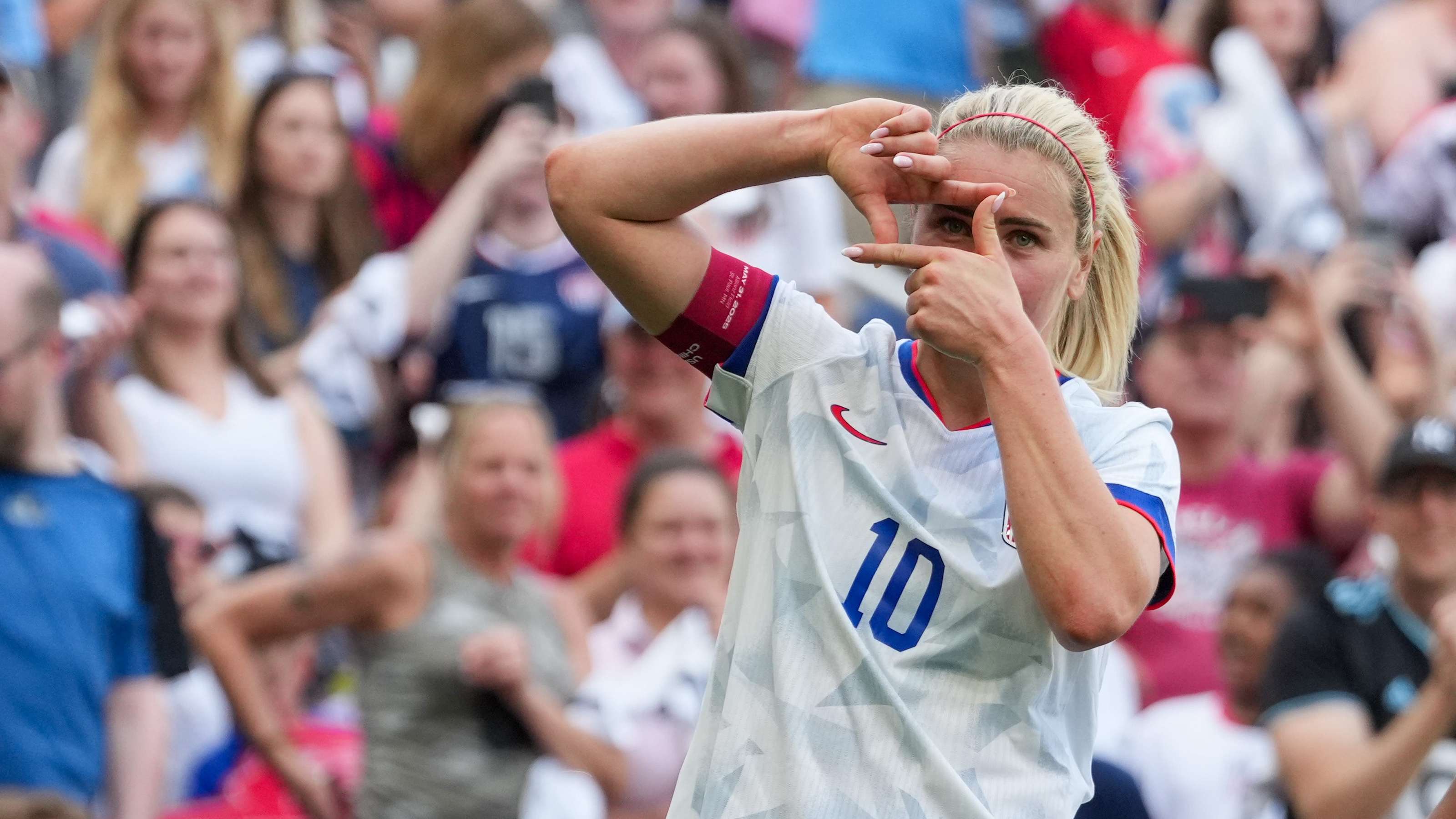 Lindsey Heaps USMNT vs China