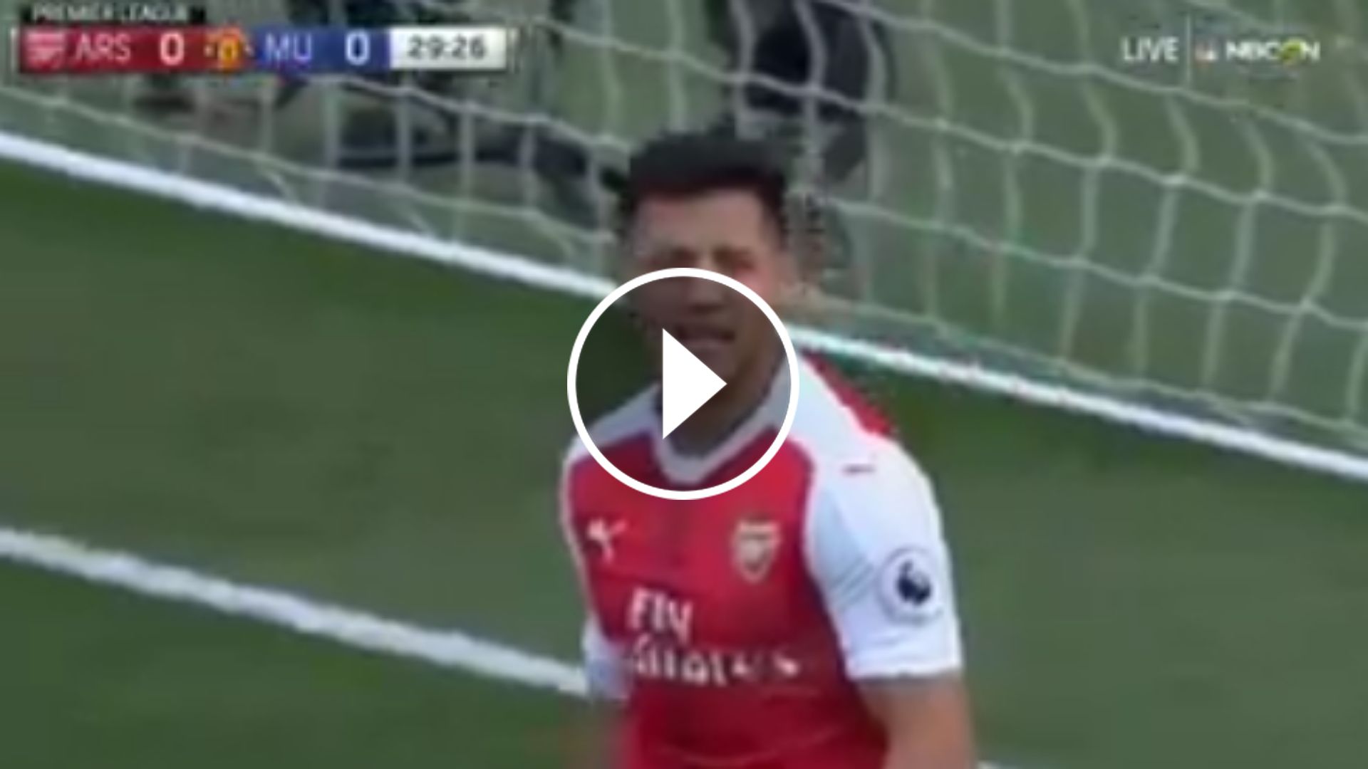 play enojo de Alexis Sánchez con Ramsey