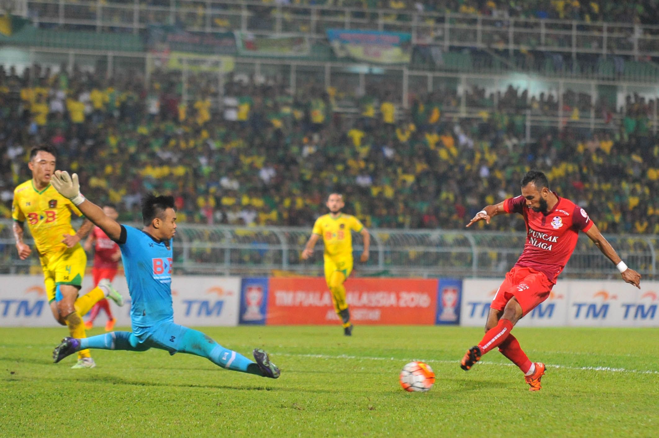 Kedah's Ifwat Akmal dives in to block PDRM's Fakhrul Aiman