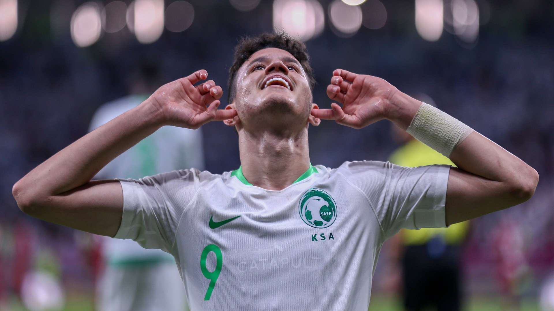 عبد الله الحمدان يحتفل بهدفه في مرمى قطر