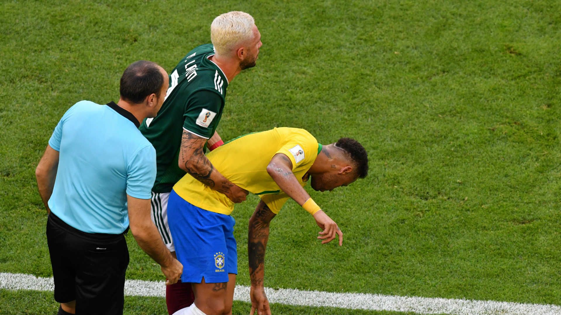 2018-07-02 Miguel Layun neymar.jpg