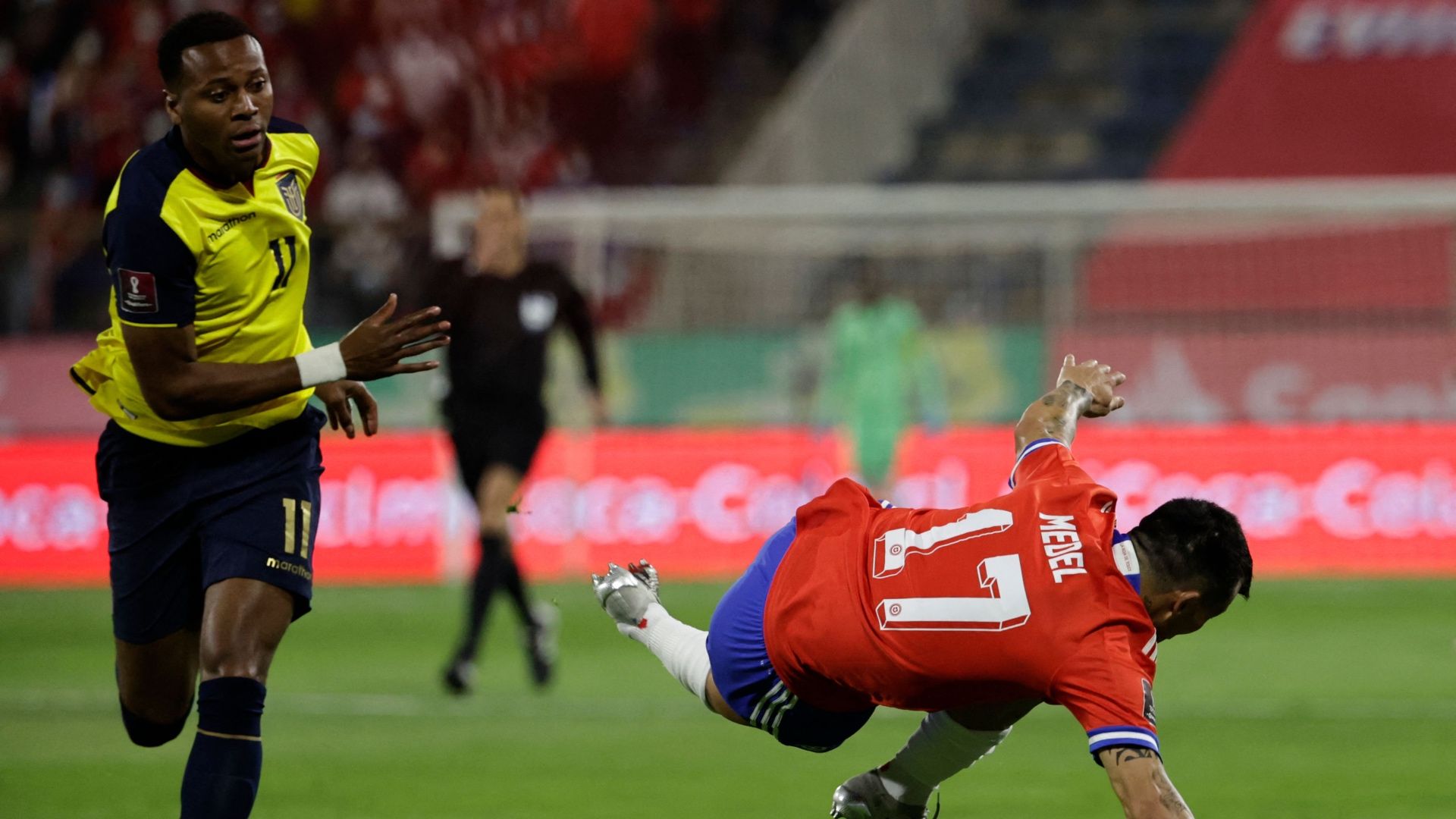 161121 Chile Ecuador Estrada y Gary Medel