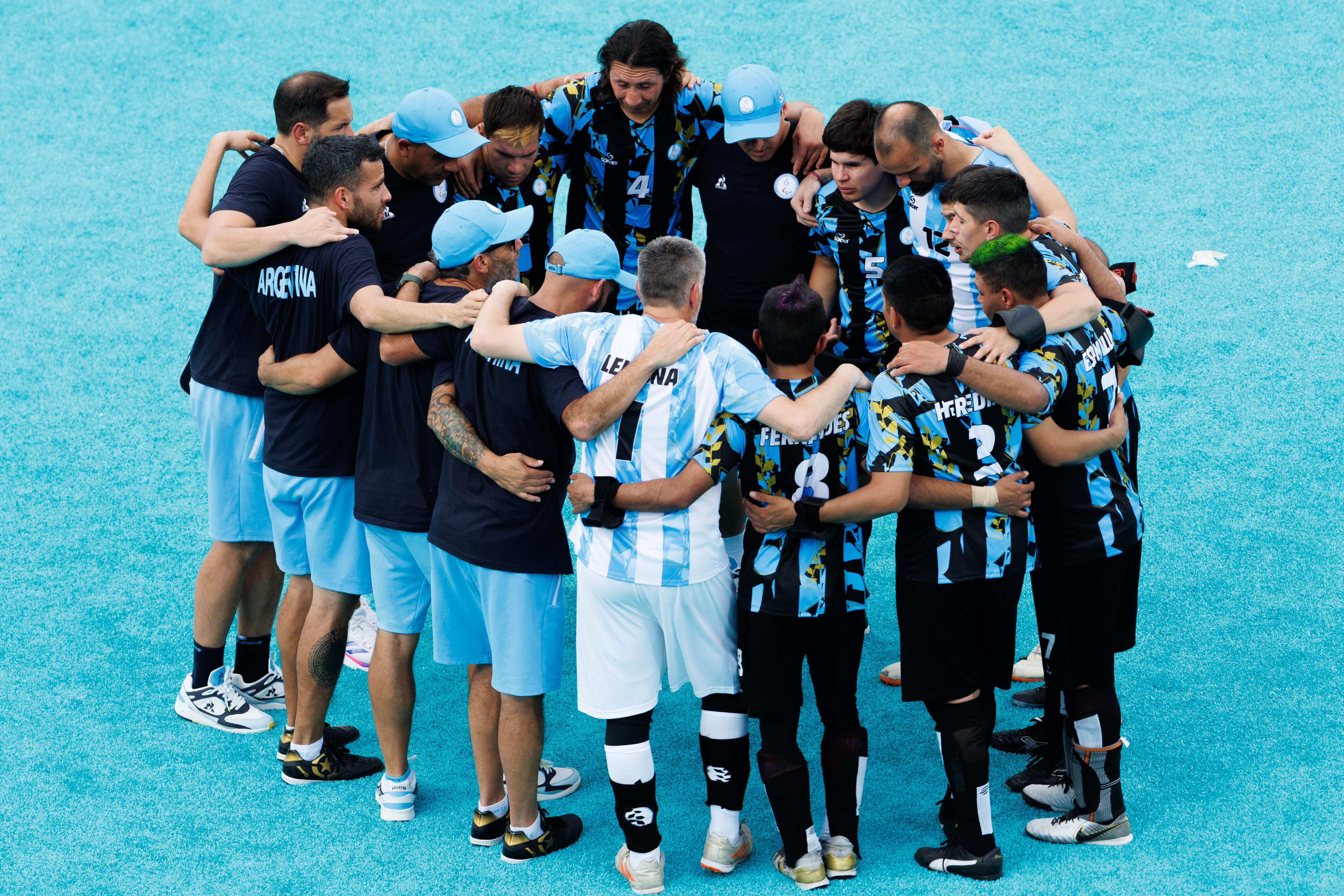 Argentina huddles