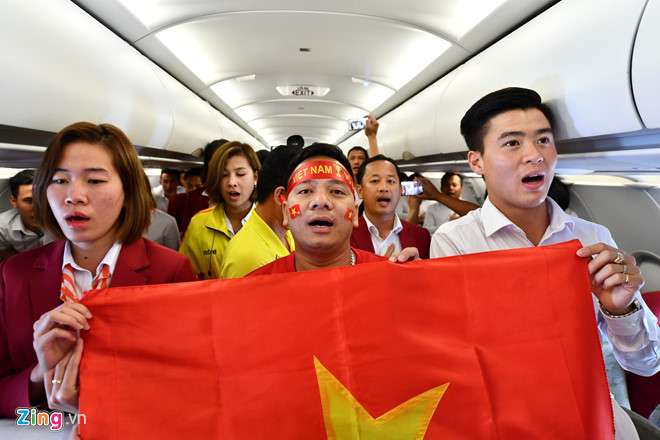 Olympic Việt Nam hát trên máy bay 3