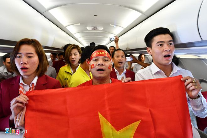 Olympic Việt Nam hát trên máy bay 3