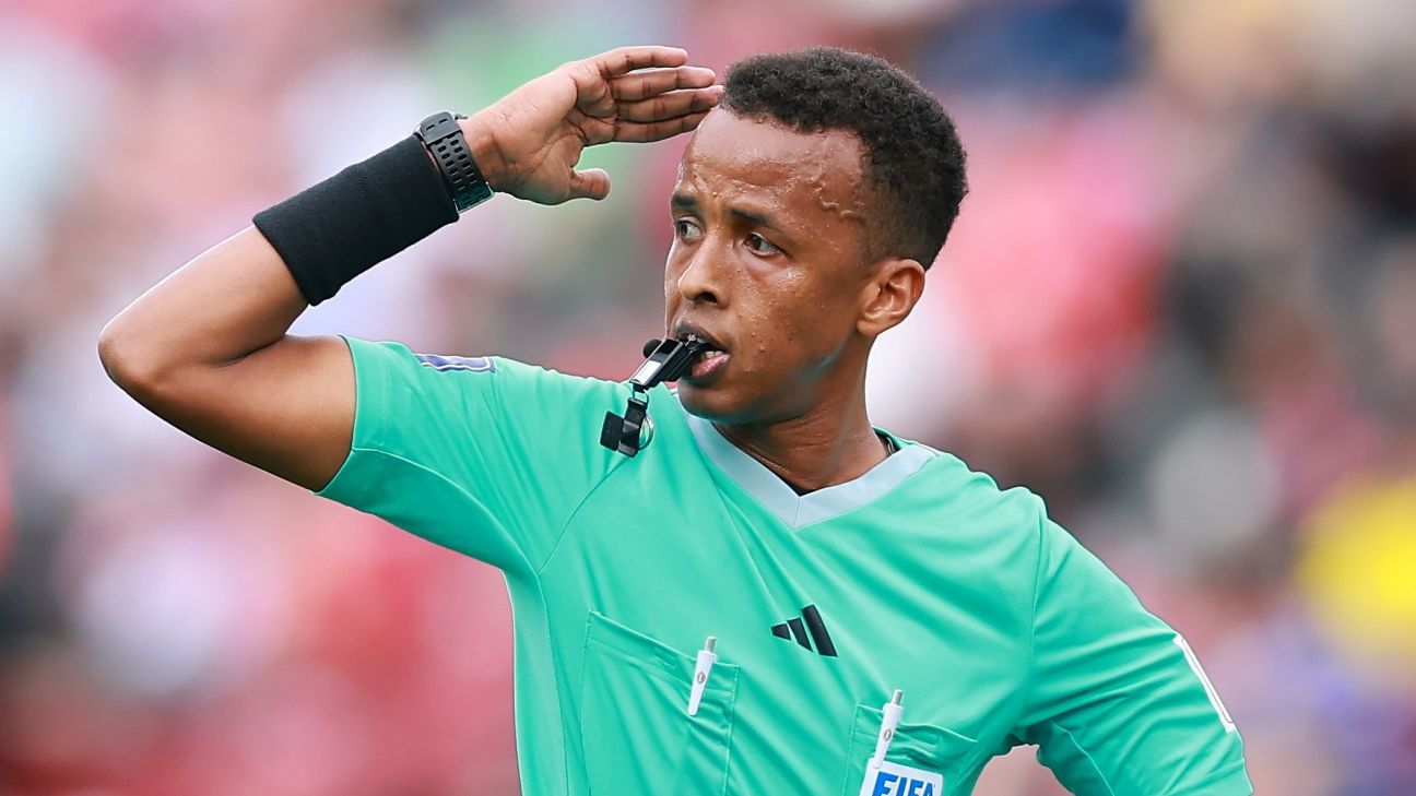Referee Omar Artan