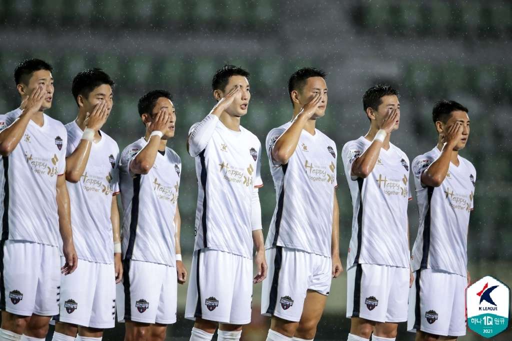 김천상무 거수경례